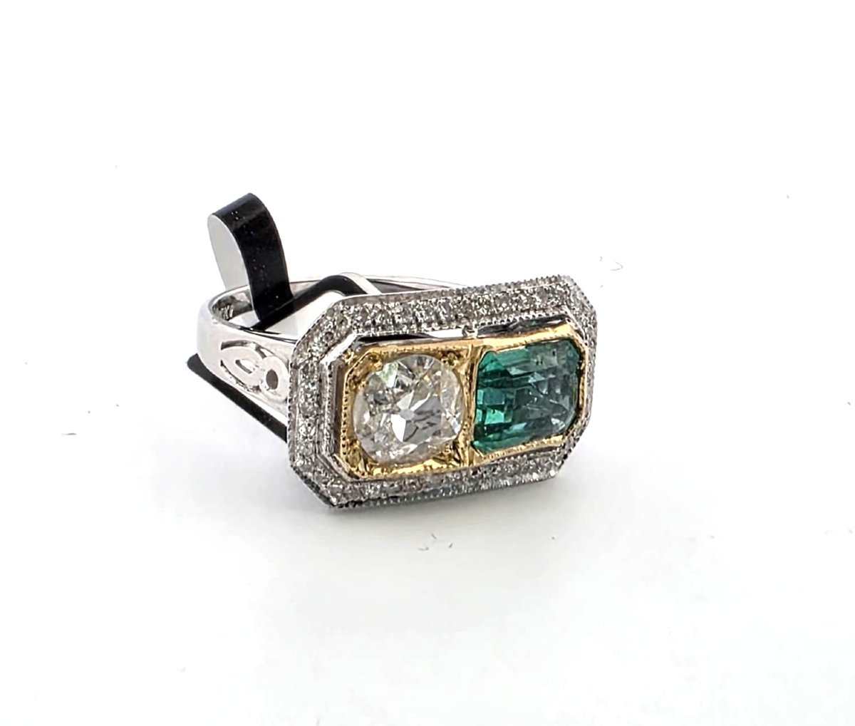 18-karat Yellow And White Gold Ring With Diamonds And An Emerald-photo-4