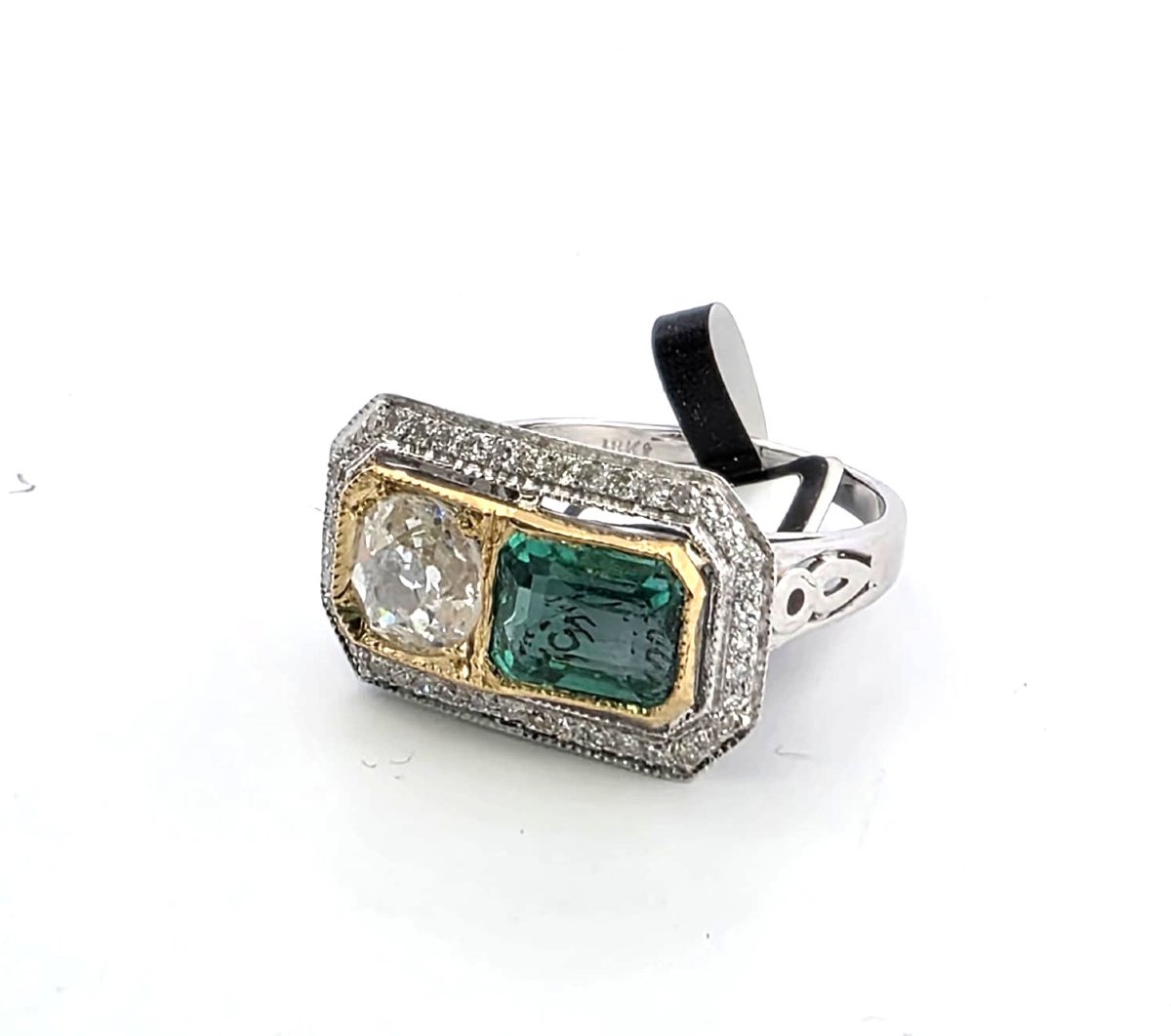 18-karat Yellow And White Gold Ring With Diamonds And An Emerald-photo-5