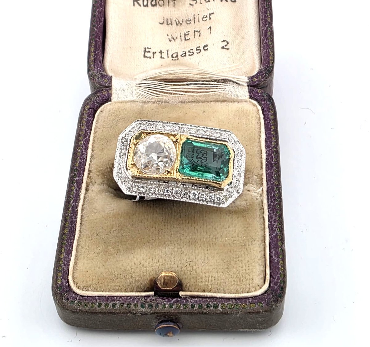 18-karat Yellow And White Gold Ring With Diamonds And An Emerald-photo-8