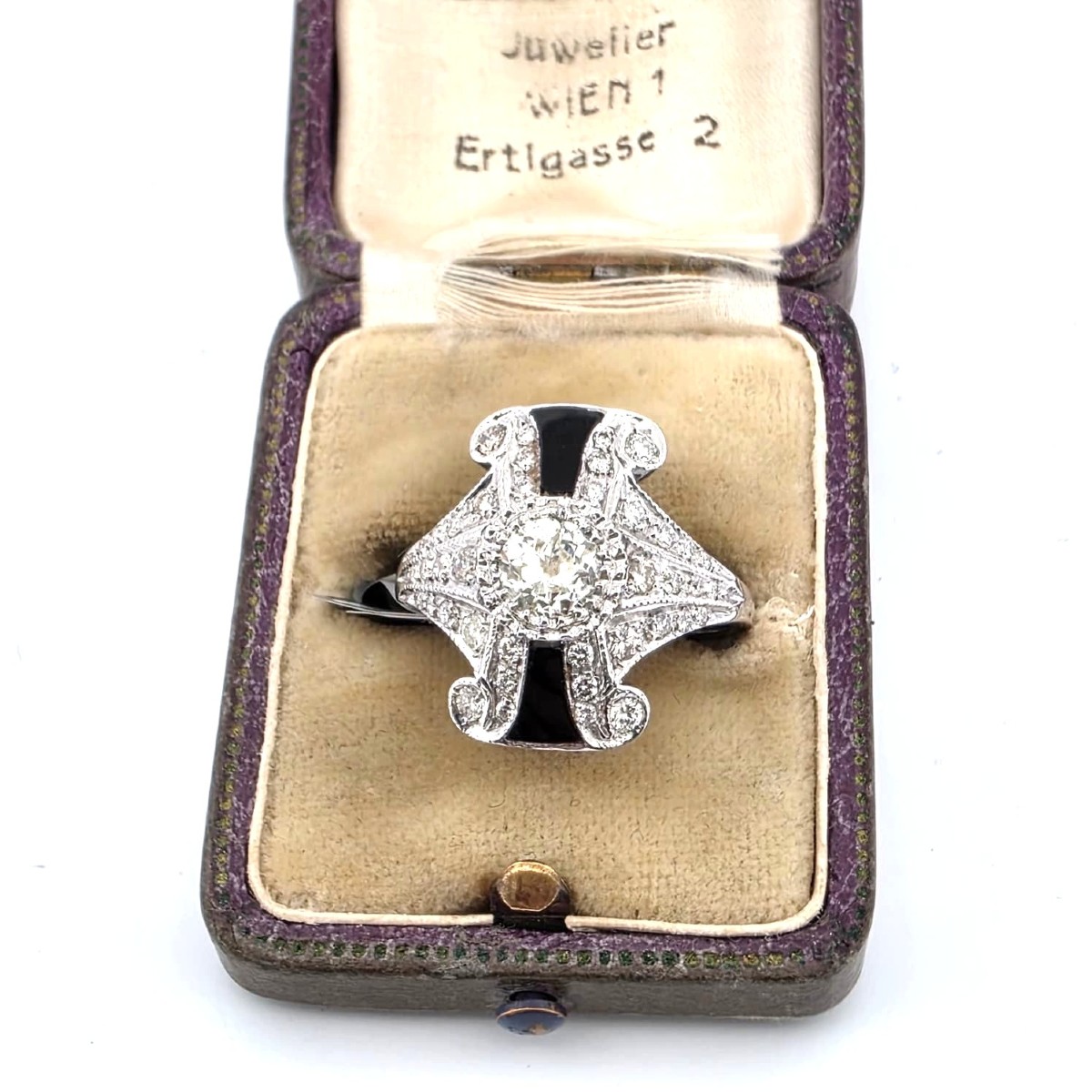 Bague en or blanc 18kt avec diamants et onyx