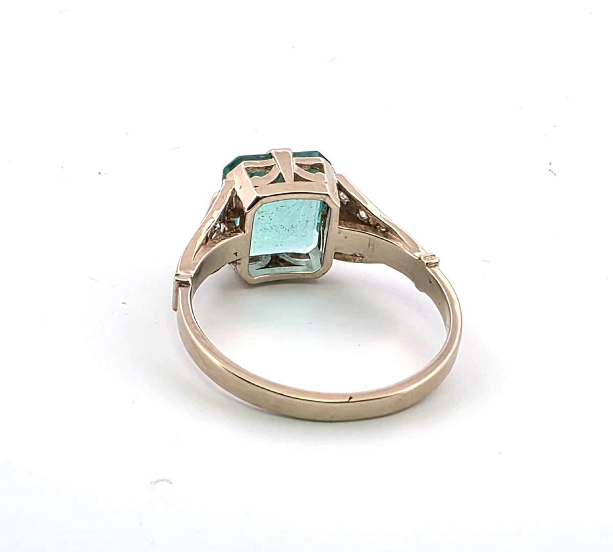 Handcrafted Art Deco White Gold Ring With Diamonds And A Central Emerald-photo-2