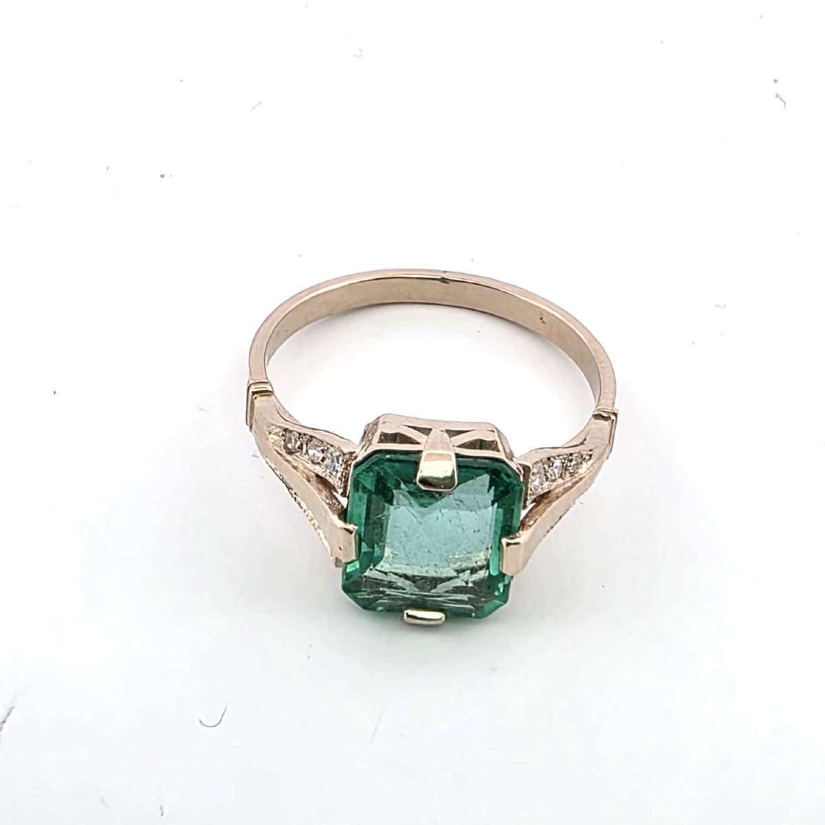 Handcrafted Art Deco White Gold Ring With Diamonds And A Central Emerald-photo-2