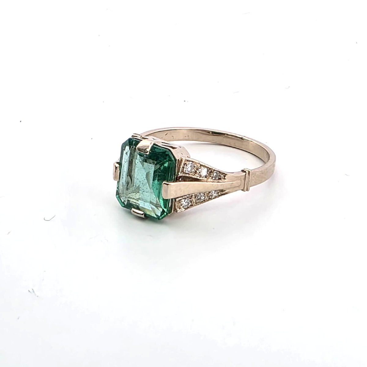 Handcrafted Art Deco White Gold Ring With Diamonds And A Central Emerald-photo-5