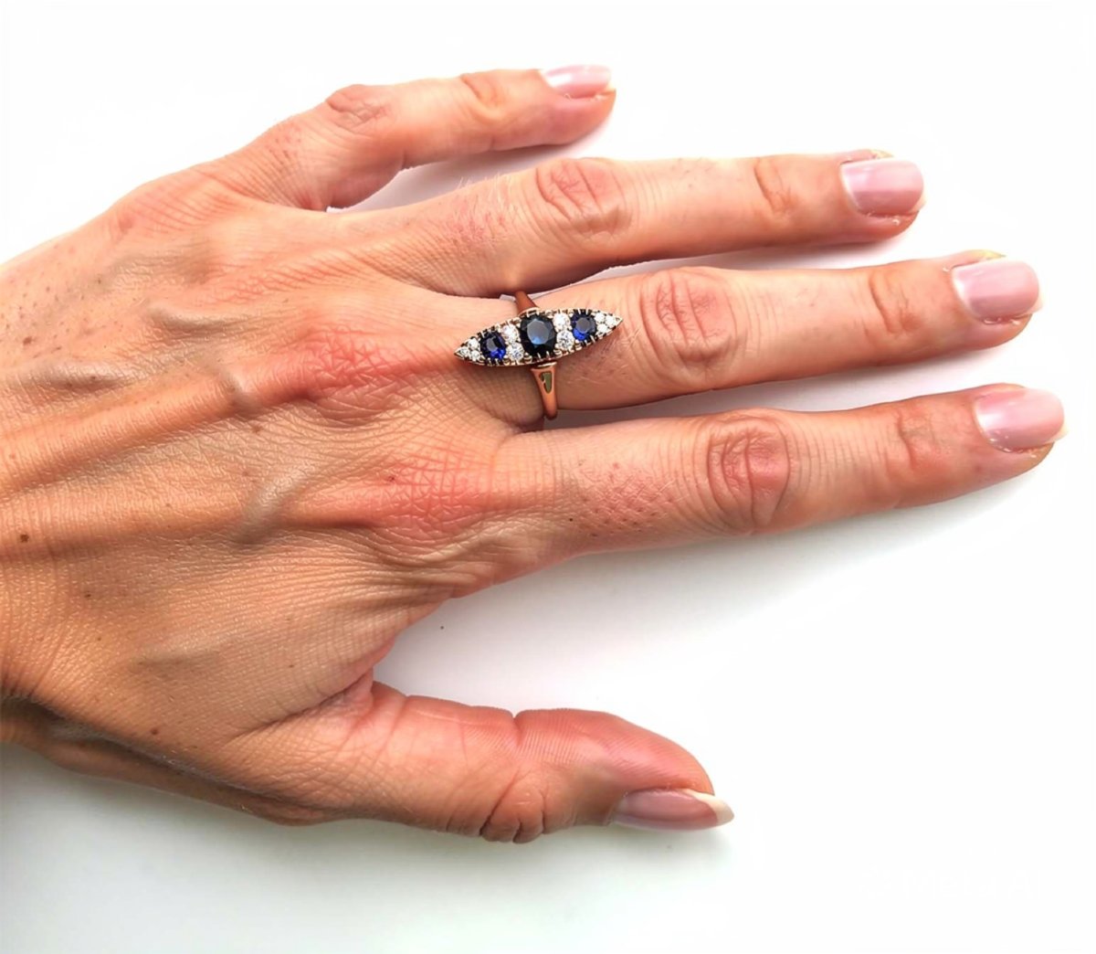 Bague en or jaune 18kt avec diamants et saphirs