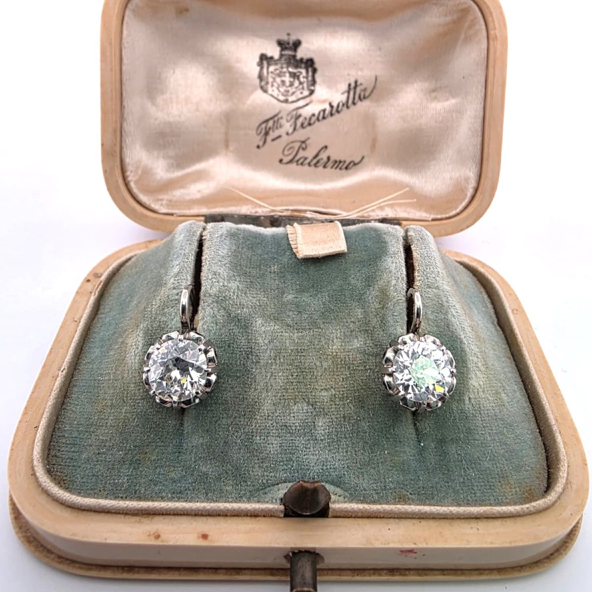 Boucles d’oreilles avec des diamants