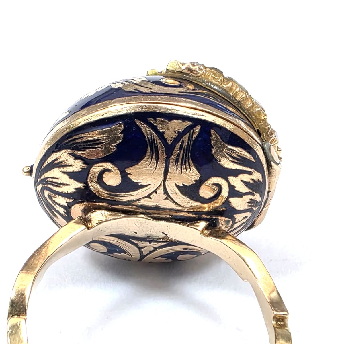 9-karat Yellow Gold "poison Ring" With Enamel And Half-rose-cut Diamonds.-photo-1