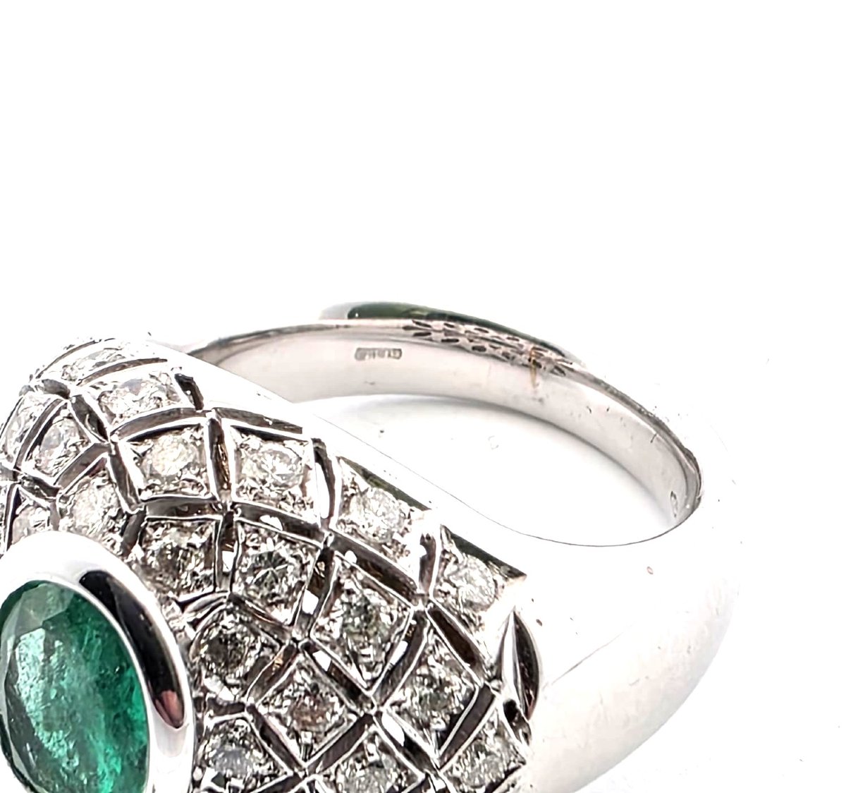 18kt White Gold Ring With An Emerald And A Pavé Setting Of Diamonds Around The Edge  Weight: 14.60 G  Size: 15.-photo-2