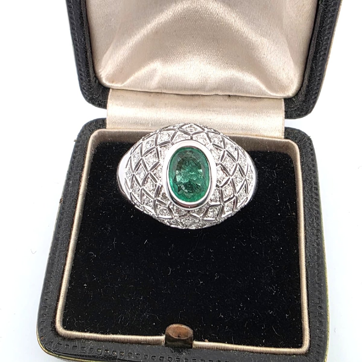 18kt White Gold Ring With An Emerald And A Pavé Setting Of Diamonds Around The Edge  Weight: 14.60 G  Size: 15.-photo-3