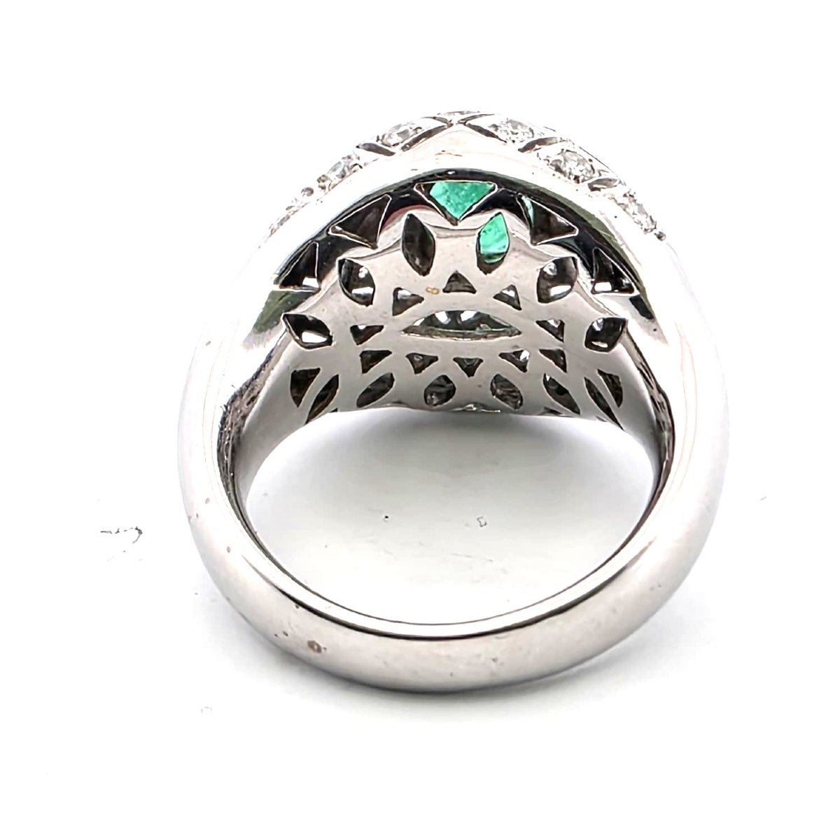 18kt White Gold Ring With An Emerald And A Pavé Setting Of Diamonds Around The Edge  Weight: 14.60 G  Size: 15.-photo-4
