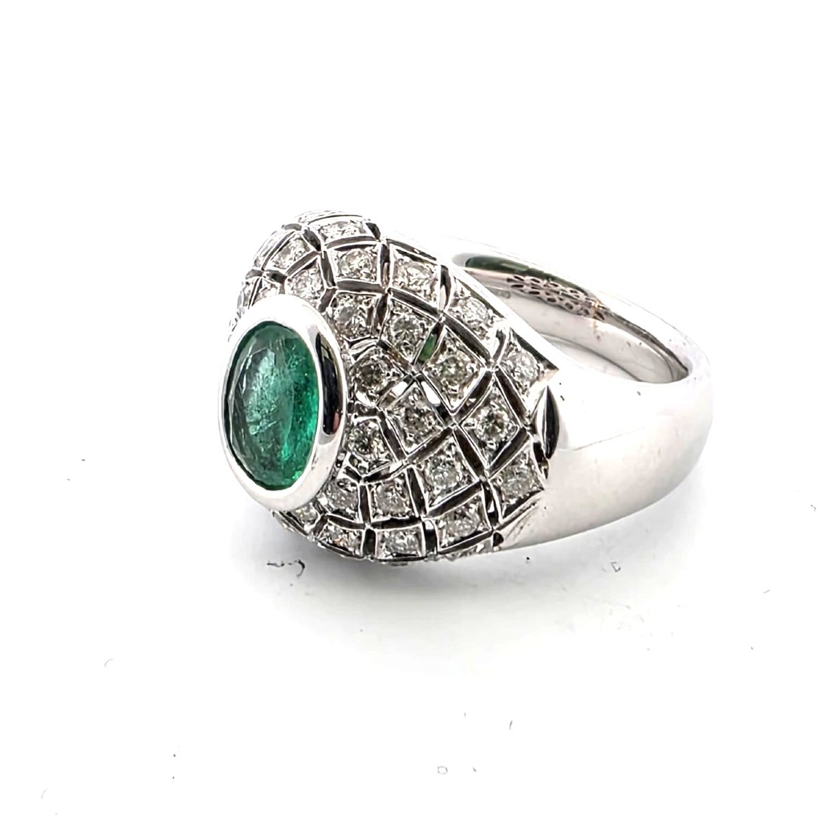 18kt White Gold Ring With An Emerald And A Pavé Setting Of Diamonds Around The Edge  Weight: 14.60 G  Size: 15.-photo-1