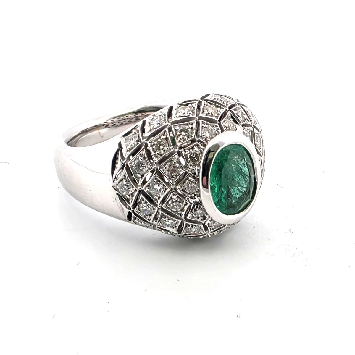 18kt White Gold Ring With An Emerald And A Pavé Setting Of Diamonds Around The Edge  Weight: 14.60 G  Size: 15.-photo-2