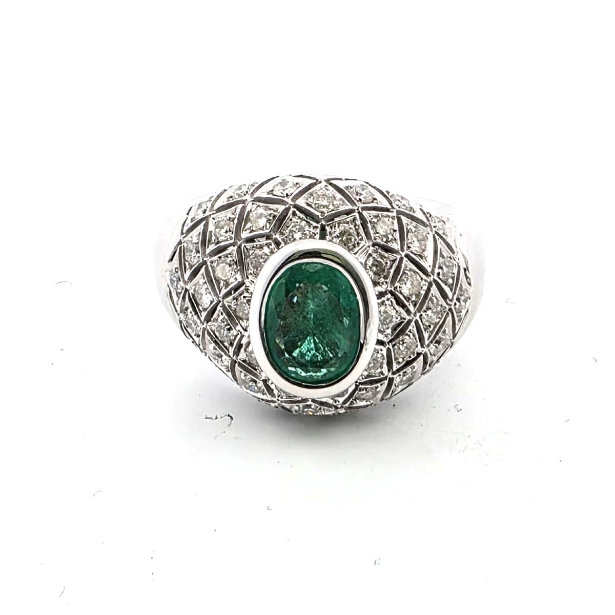18kt White Gold Ring With An Emerald And A Pavé Setting Of Diamonds Around The Edge  Weight: 14.60 G  Size: 15.-photo-3