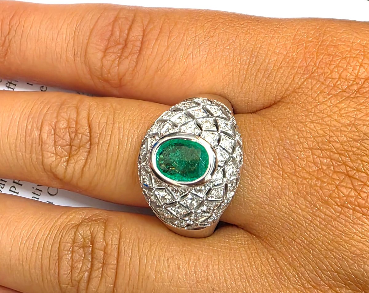 18kt White Gold Ring With An Emerald And A Pavé Setting Of Diamonds Around The Edge  Weight: 14.60 G  Size: 15.