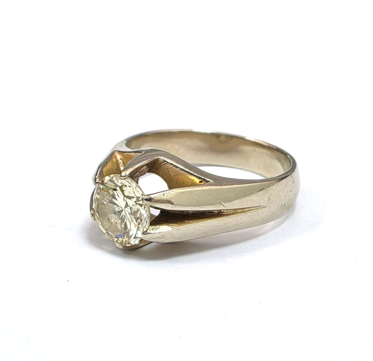 18k White Gold Ring With Diamonds-photo-3