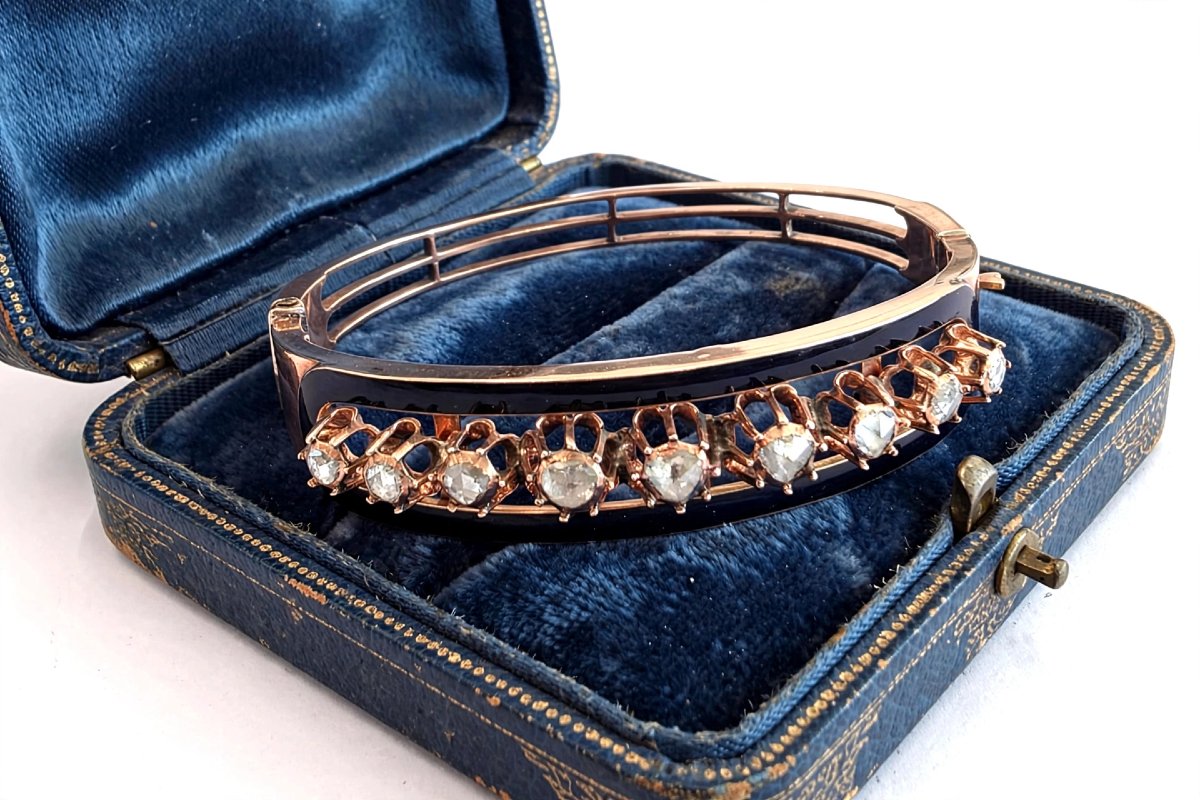 Bracelet en platine et émail bleu avec diamants rose couronné