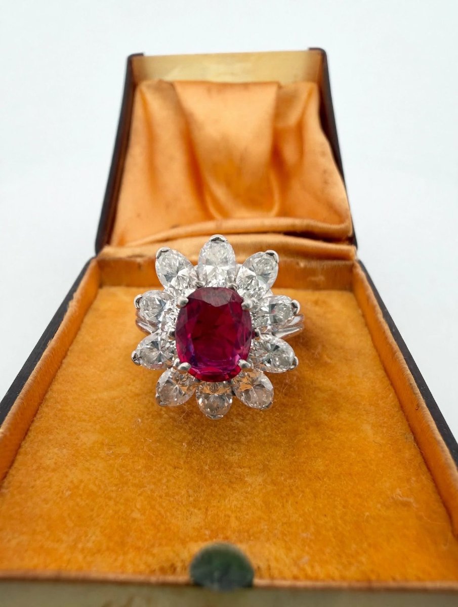 Vintage Platinum Ring From The 1950s/1960s With A Burmese Heat-treated Ruby And Diamonds