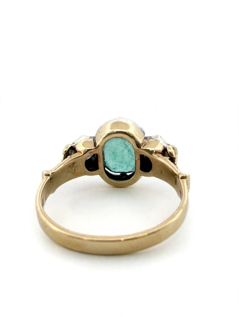 Bague Vintage en or jaune 18kt avec émeraude centrale et diamants à contour-photo-4