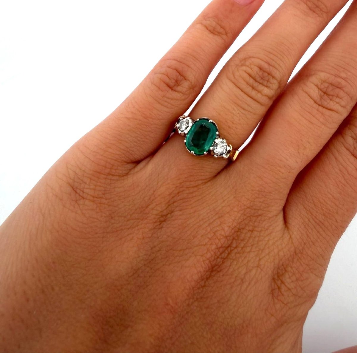 Bague Vintage en or jaune 18kt avec émeraude centrale et diamants à contour-photo-2