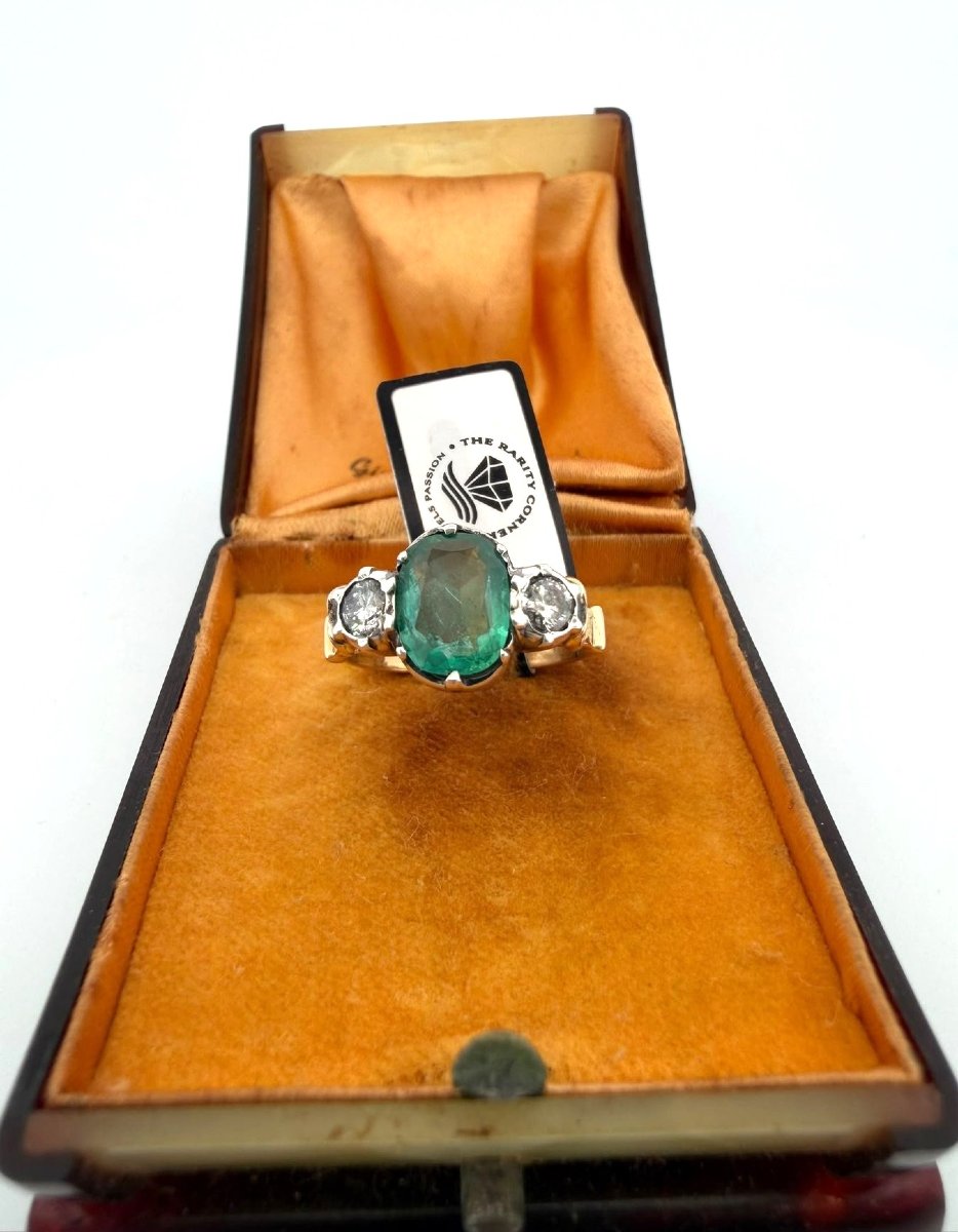 Bague Vintage en or jaune 18kt avec émeraude centrale et diamants à contour