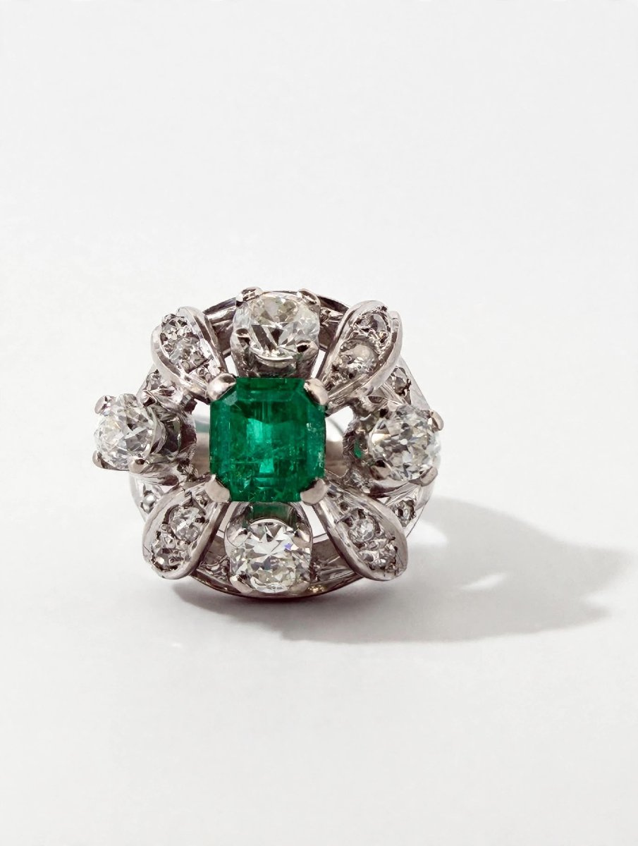Platinum Ring With A Central Colombian Emerald And Diamonds Setting It-photo-2