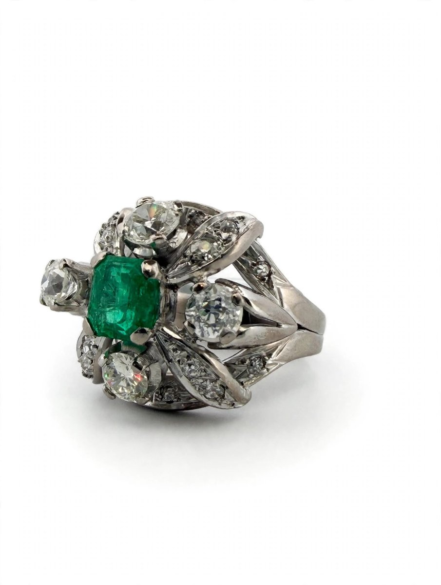 Platinum Ring With A Central Colombian Emerald And Diamonds Setting It-photo-3