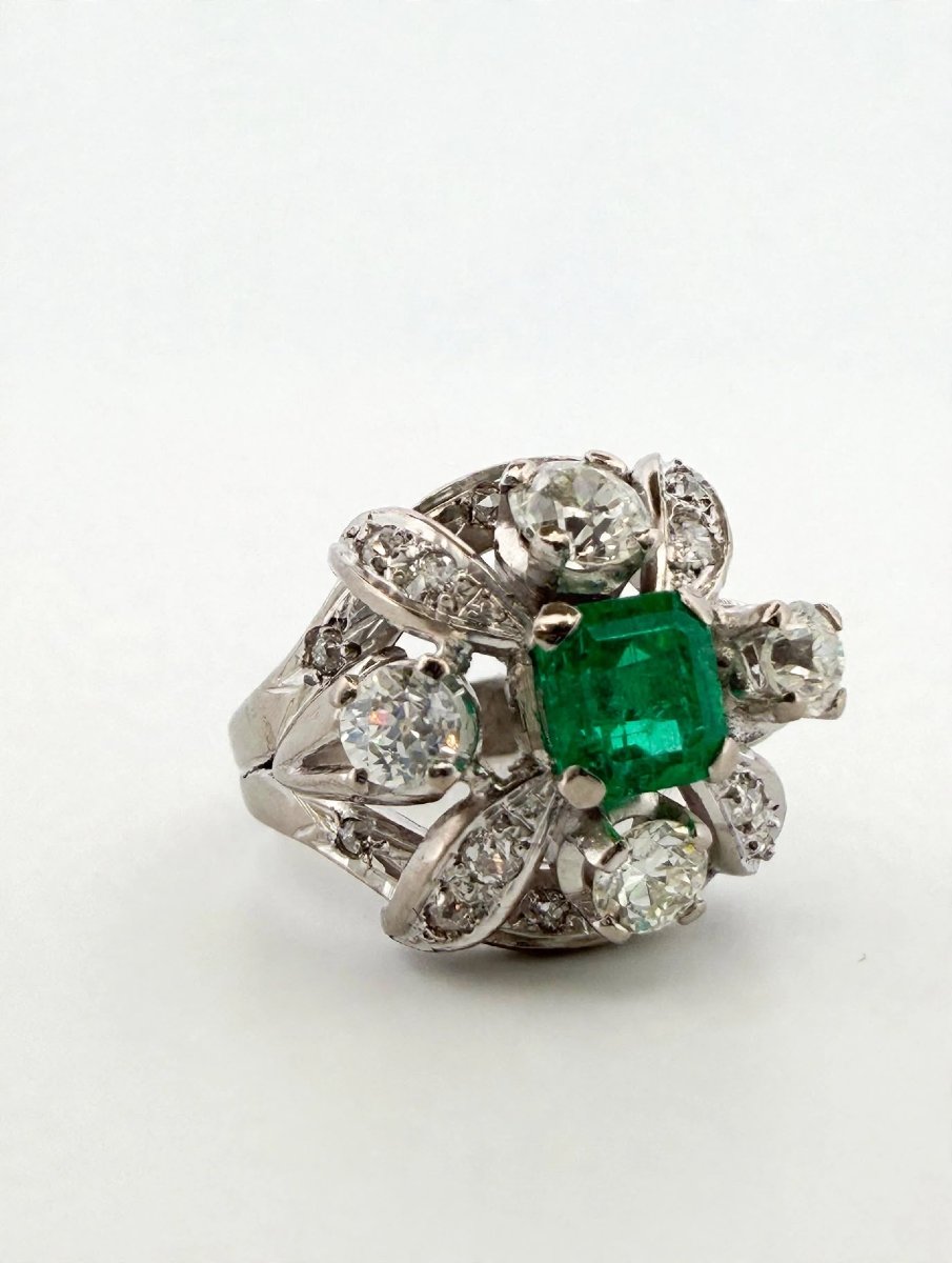 Platinum Ring With A Central Colombian Emerald And Diamonds Setting It-photo-4
