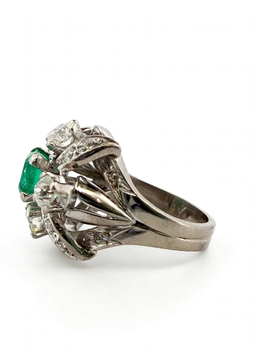 Platinum Ring With A Central Colombian Emerald And Diamonds Setting It-photo-1