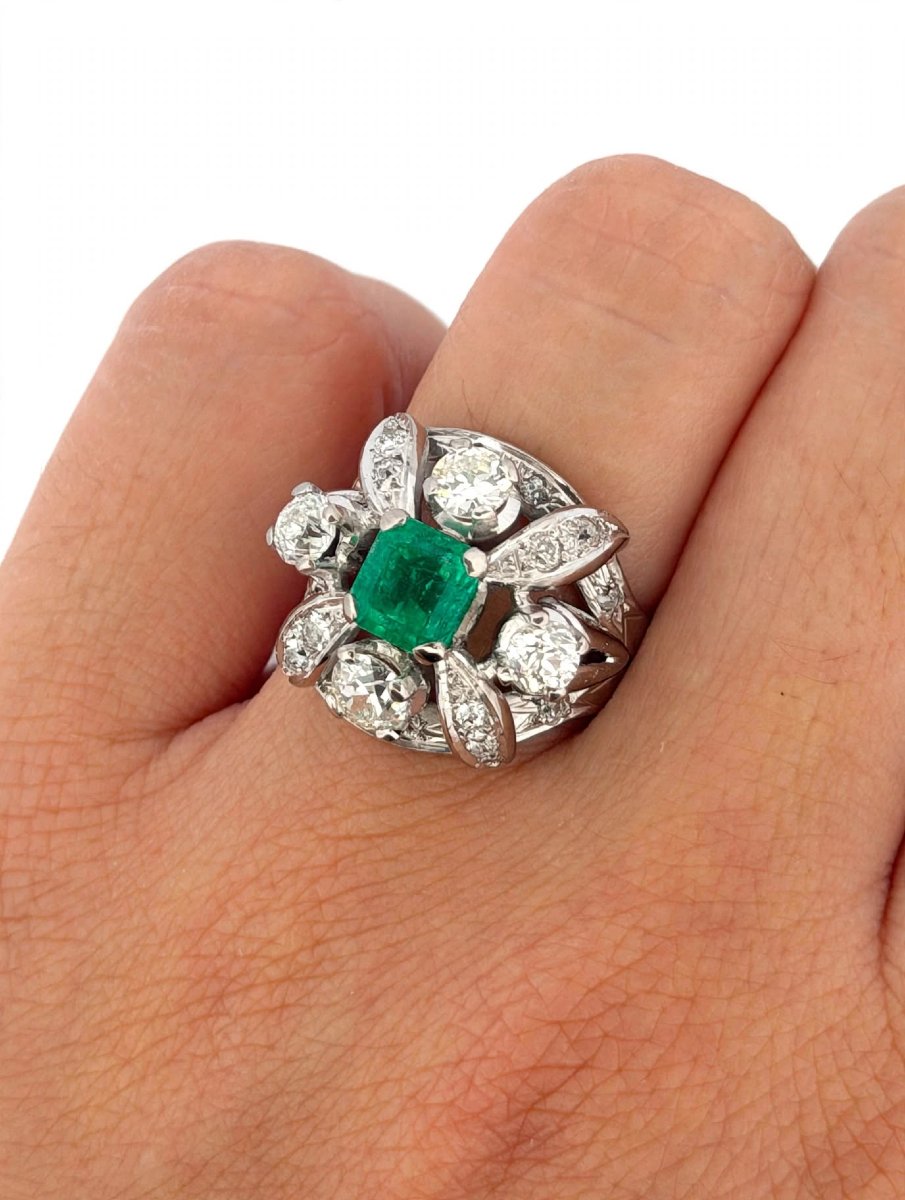Platinum Ring With A Central Colombian Emerald And Diamonds Setting It-photo-4