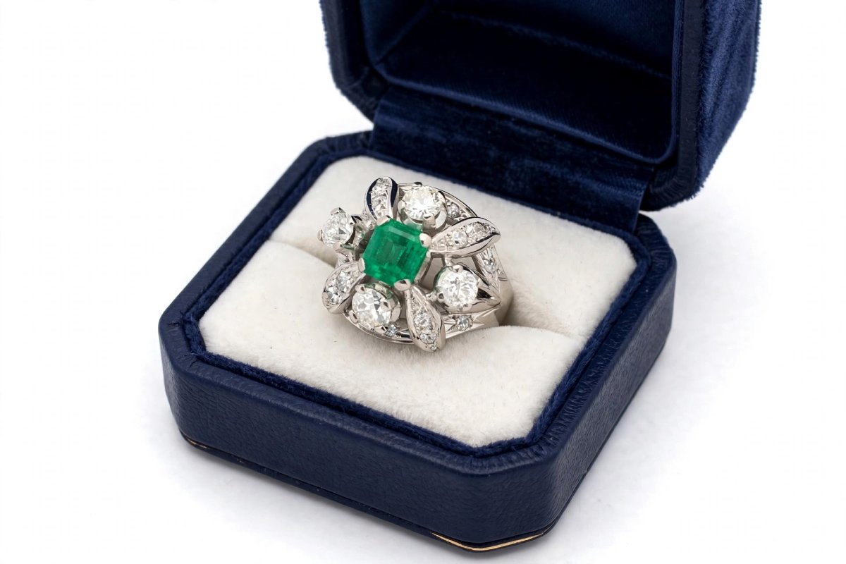 Platinum Ring With A Central Colombian Emerald And Diamonds Setting It