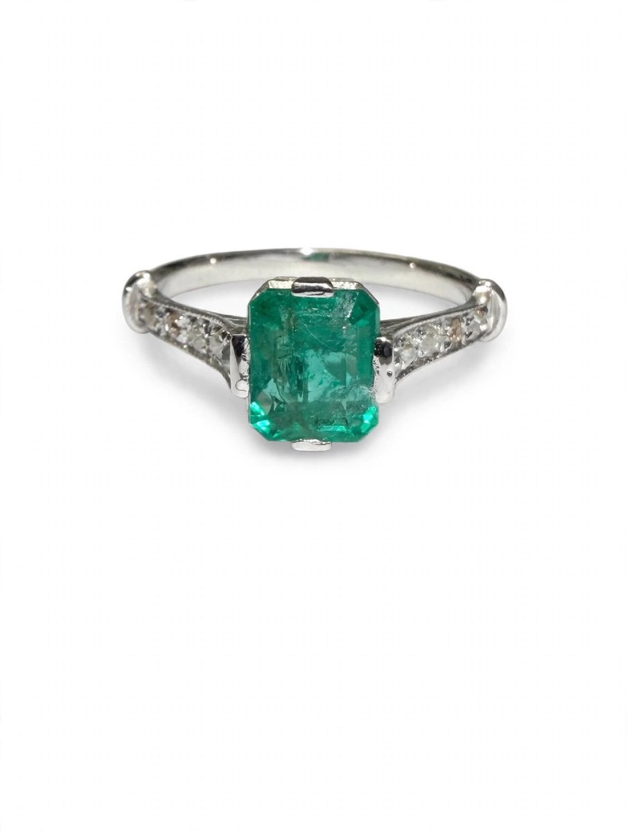 Bague en or blanc avec émeraude centrale et diamants-photo-2