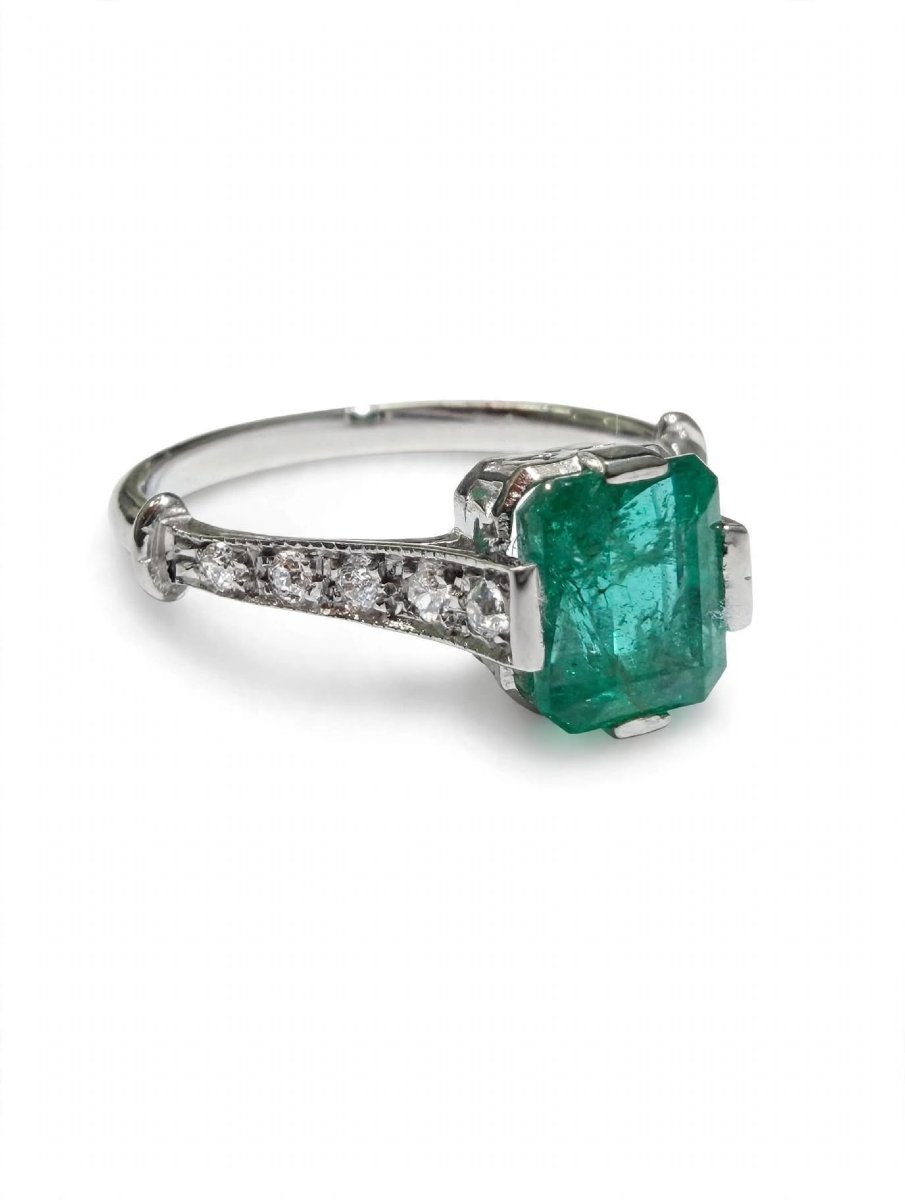 Bague en or blanc avec émeraude centrale et diamants-photo-3