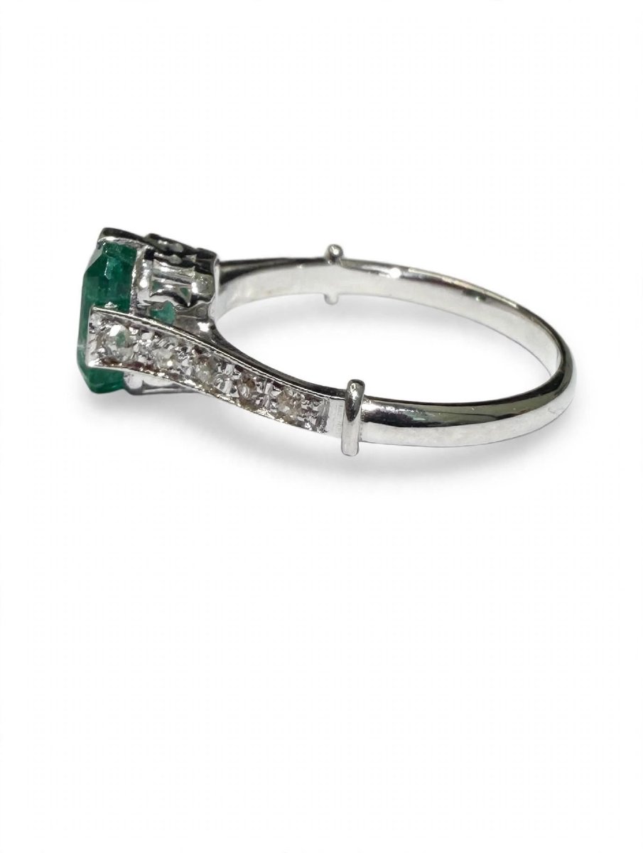 Bague en or blanc avec émeraude centrale et diamants-photo-1