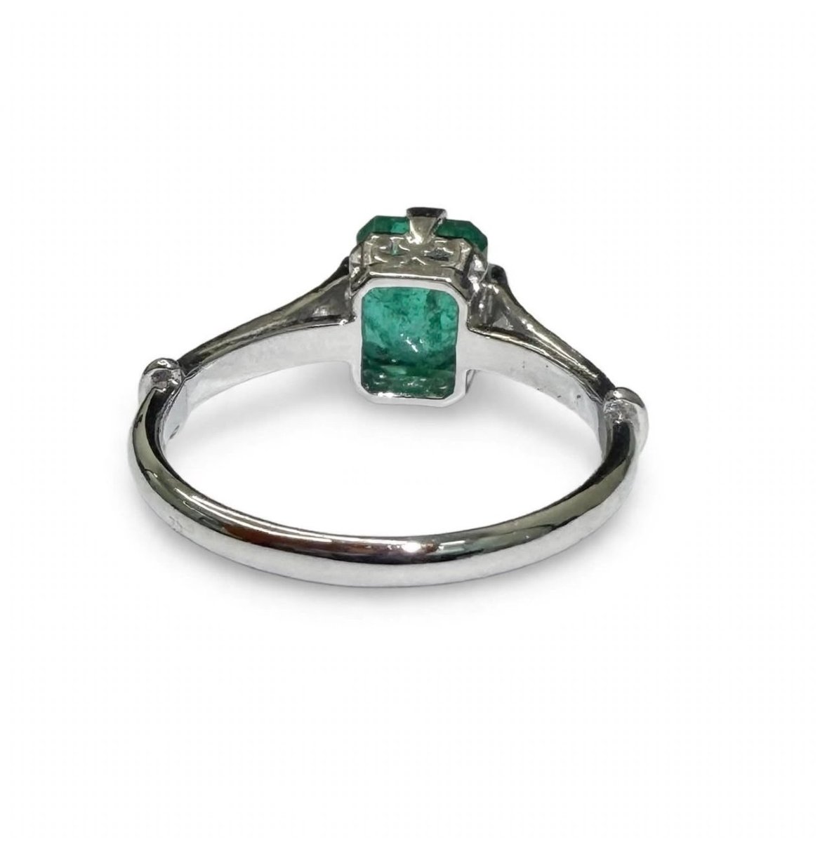Bague en or blanc avec émeraude centrale et diamants-photo-2