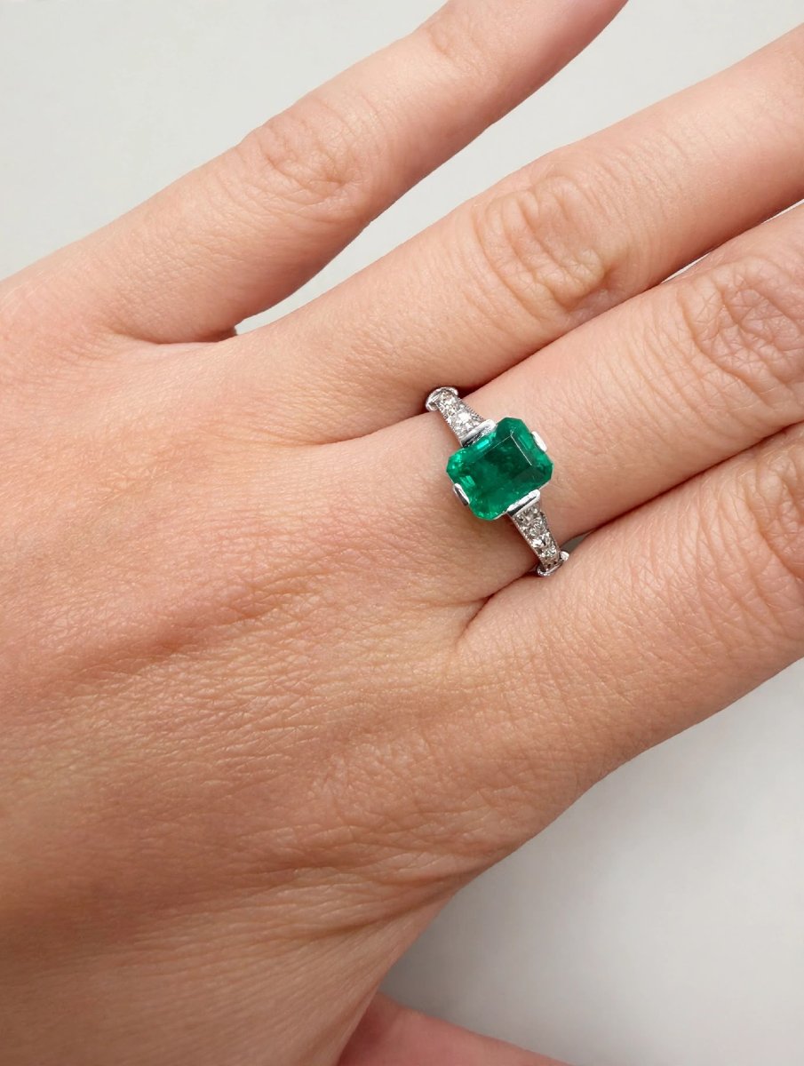 Bague en or blanc avec émeraude centrale et diamants-photo-3
