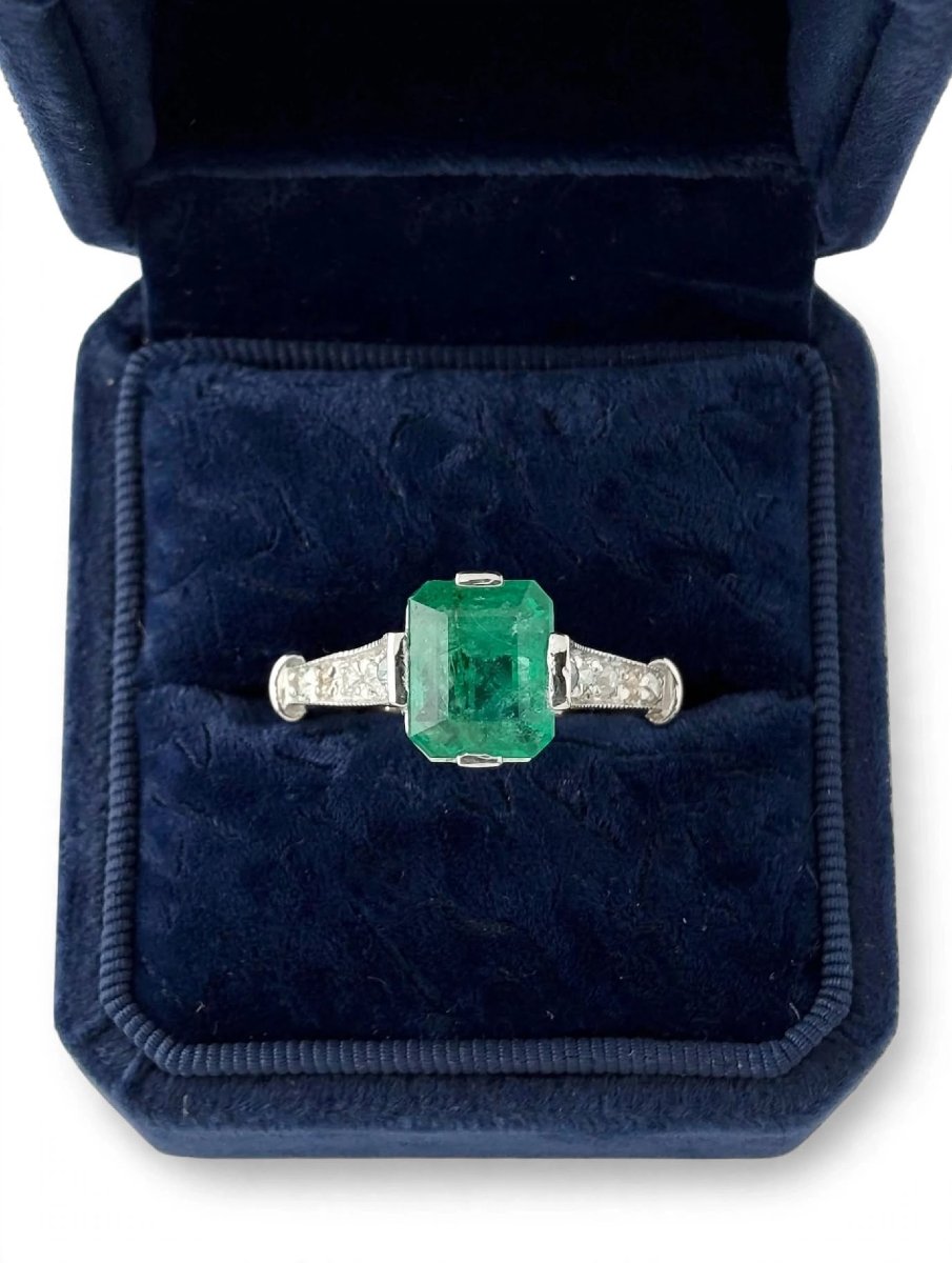Bague en or blanc avec émeraude centrale et diamants