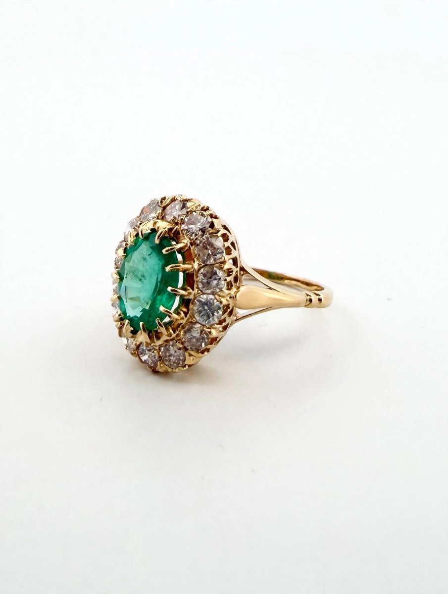 Bague en or jaune 18Kt avec émeraude centrale et diamants à contour-photo-3