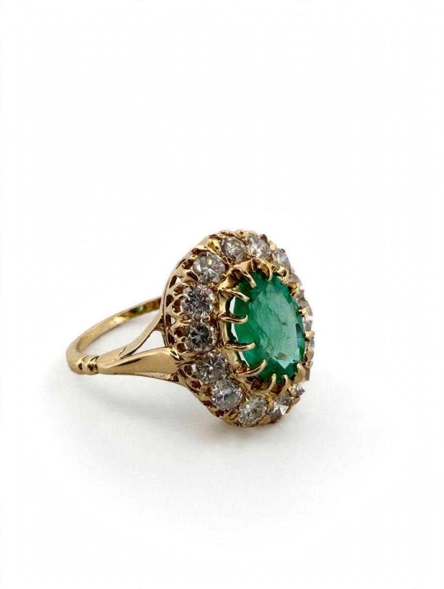 Bague en or jaune 18Kt avec émeraude centrale et diamants à contour-photo-4
