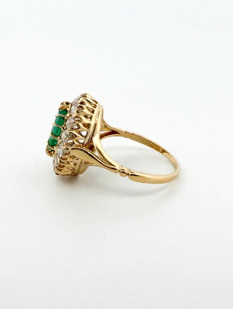 Bague en or jaune 18Kt avec émeraude centrale et diamants à contour-photo-1