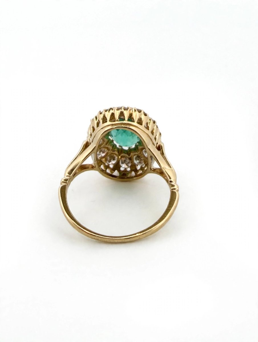 Bague en or jaune 18Kt avec émeraude centrale et diamants à contour-photo-2