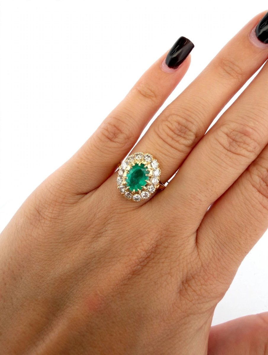 Bague en or jaune 18Kt avec émeraude centrale et diamants à contour-photo-4