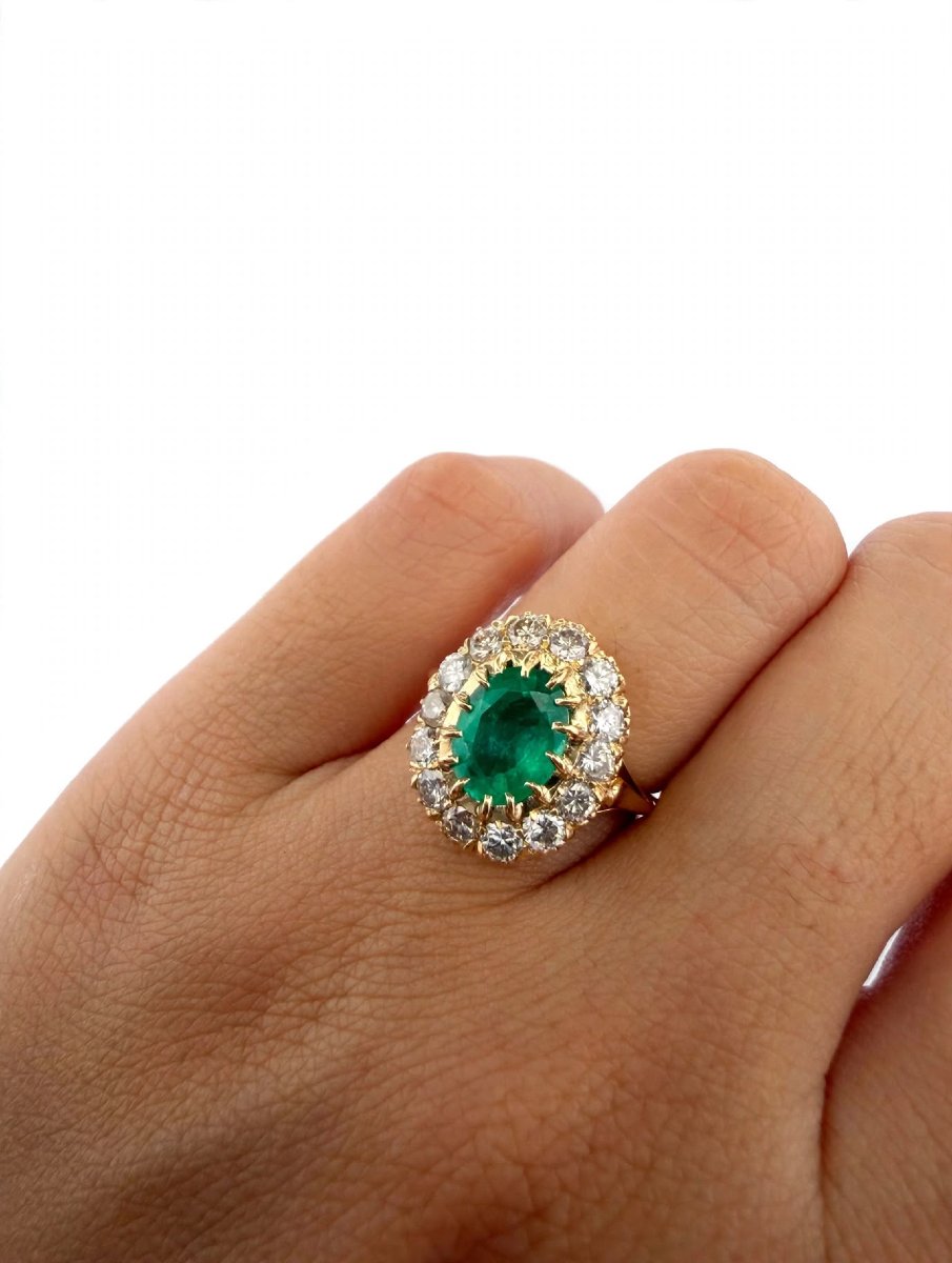 Bague en or jaune 18Kt avec émeraude centrale et diamants à contour-photo-5
