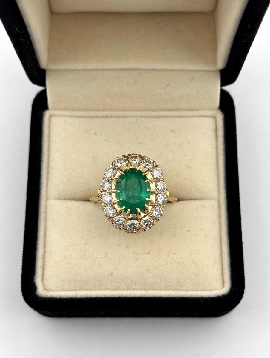 Bague en or jaune 18Kt avec émeraude centrale et diamants à contour