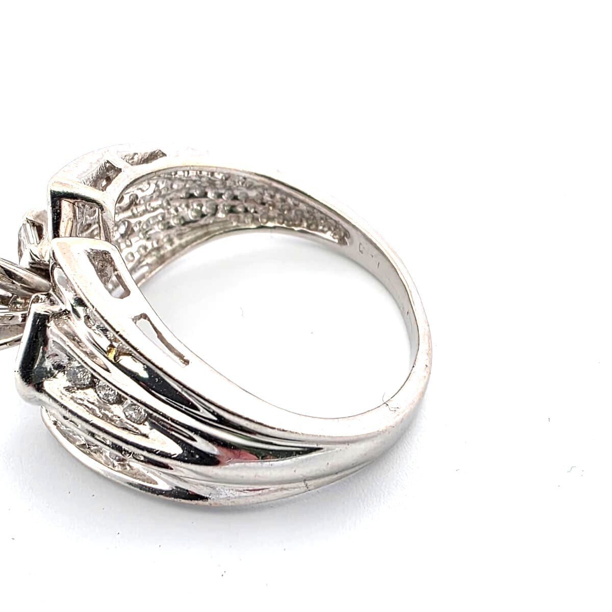18-karat White Gold Ring With Diamonds-photo-5