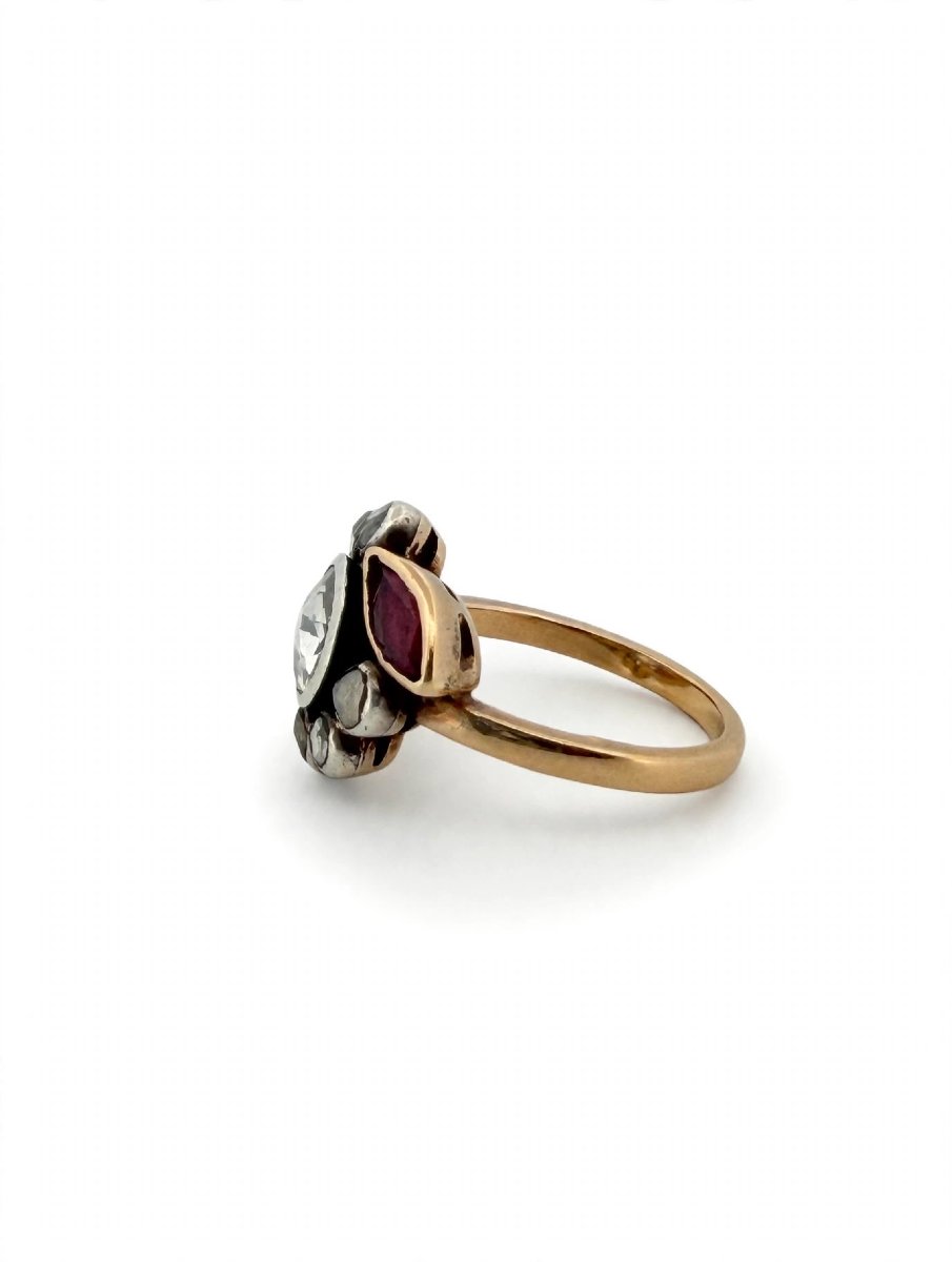 Antique 18k Gold Cluster Ring With A Central Diamond And Navette-cut Rubies-photo-3