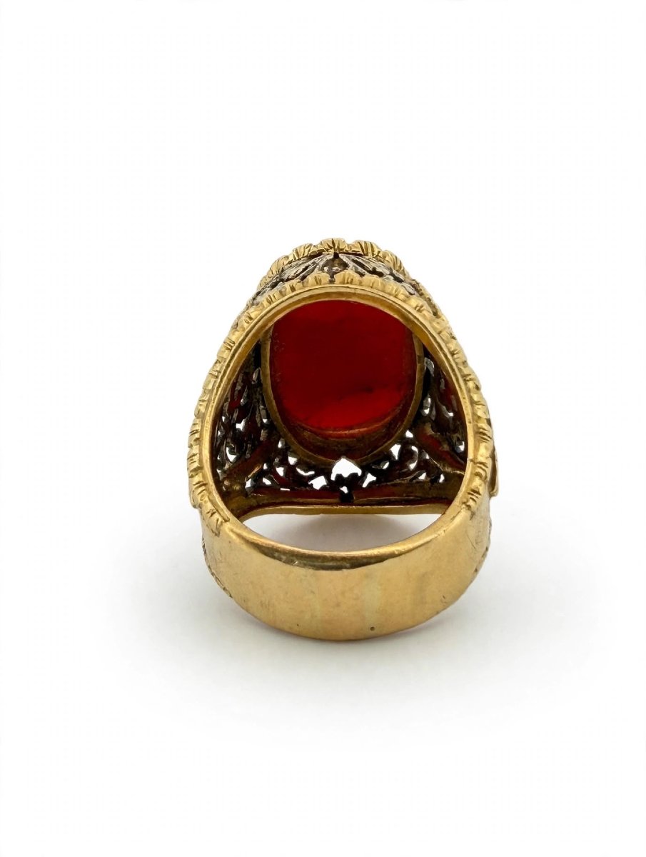 Bague en or jaune et blanc 18Kt avec tige travaillée et Corail ovale-photo-2