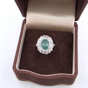 Bague années 50' en or blanc 18kt avec émeraude et diamants