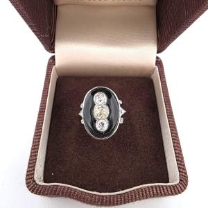 Bague en or blanc 18kt avec trois diamants old mine