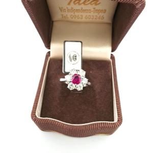 Bague en or blanc 18kt avec rubis central et diamants de contour