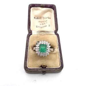 Bague en or blanc 18kt avec diamants et émeraude