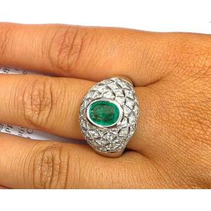 Bague en or blanc 18kt avec émeraude et pavé de diamants à contour